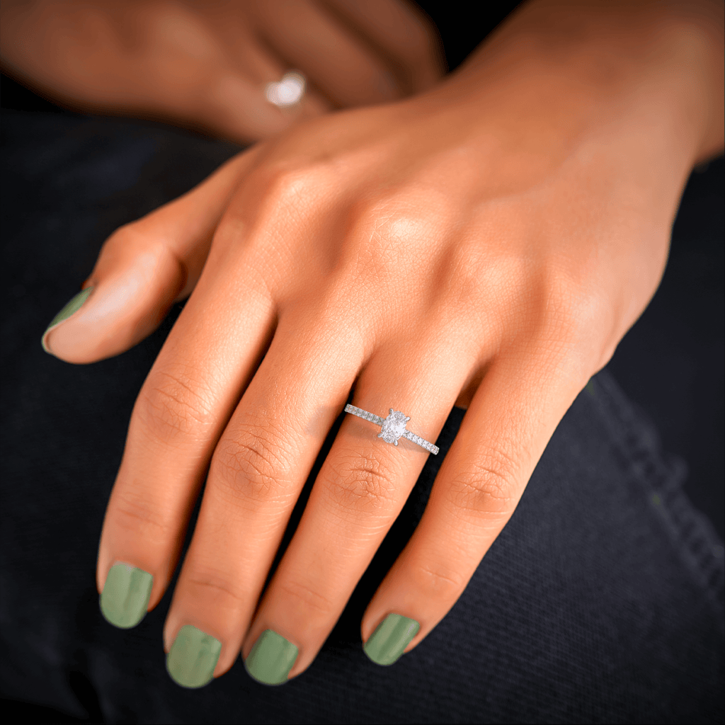 Forlovelsesring i platin med ovalslebet diamant