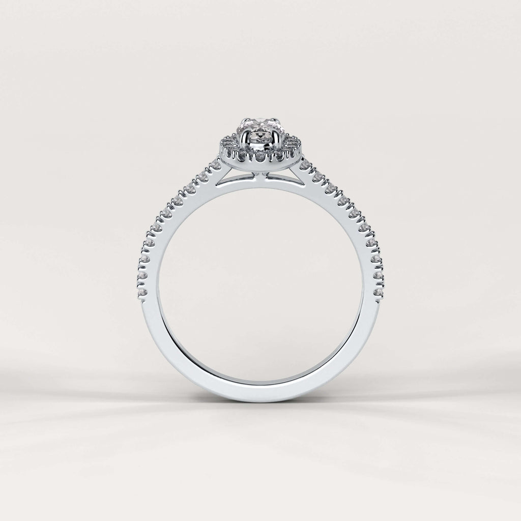 Forlovelsesring i platin med ovalslebet diamant