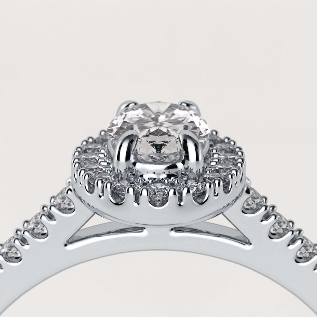 Forlovelsesring i platin med ovalslebet diamant