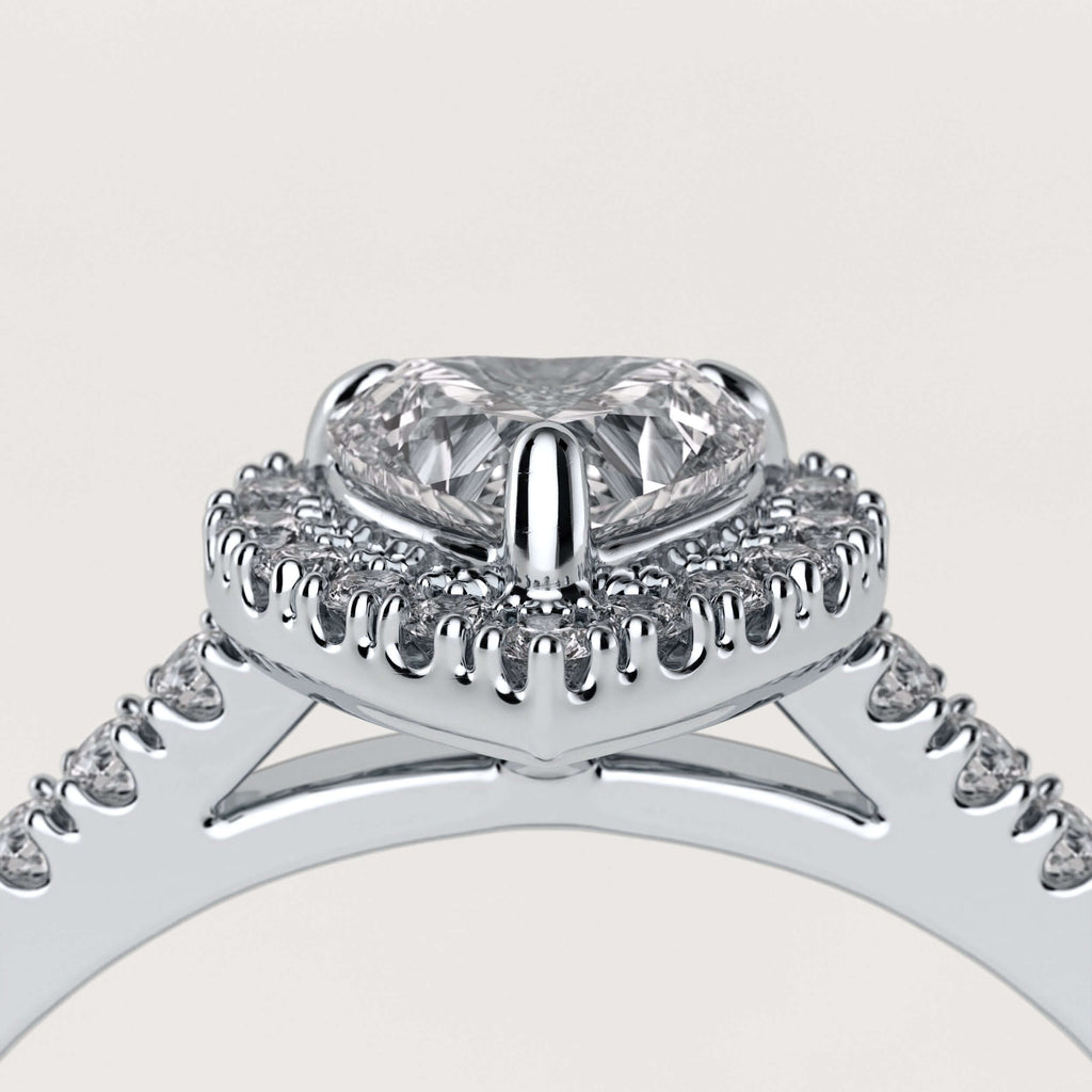 Forlovelsesring med hjerteformet diamanter udført i platin