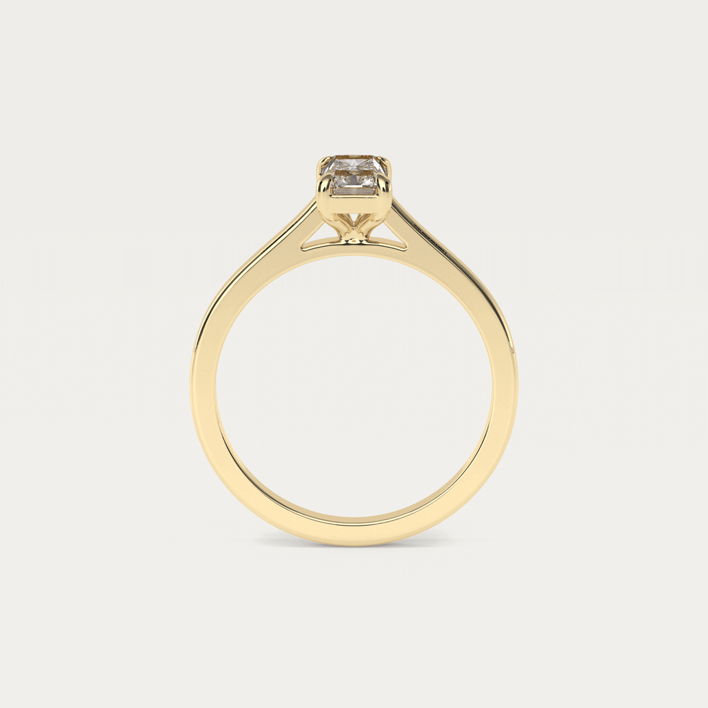 Solitaire ring med en radiant diamant i 18 karat guld med GIA certifikat