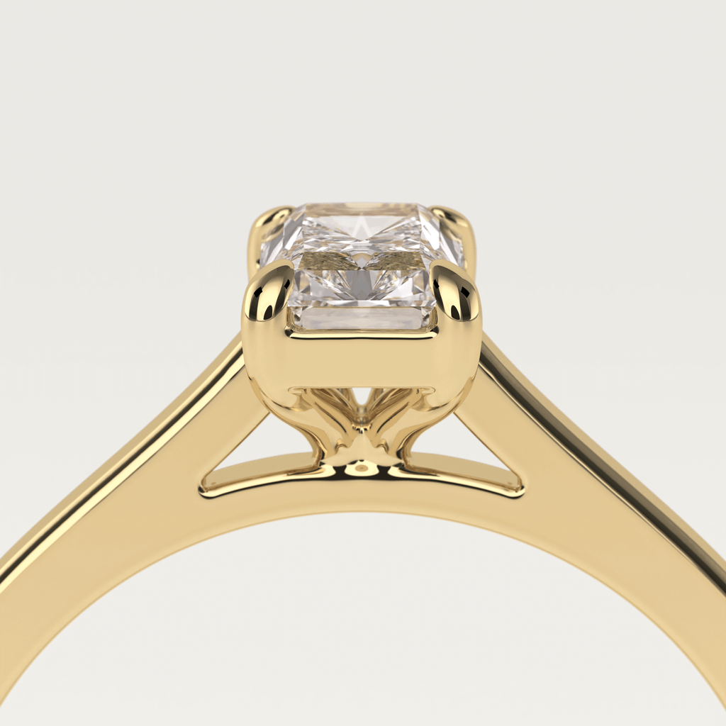 Solitaire ring med en radiant diamant i 18 karat guld med GIA certifikat