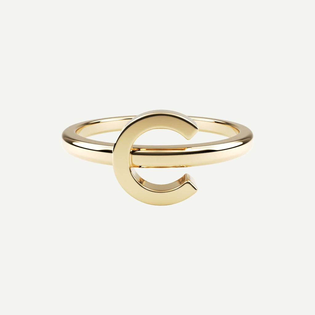 Bogstav ring i 14 karat guld med et C fra Jonatan Dror
