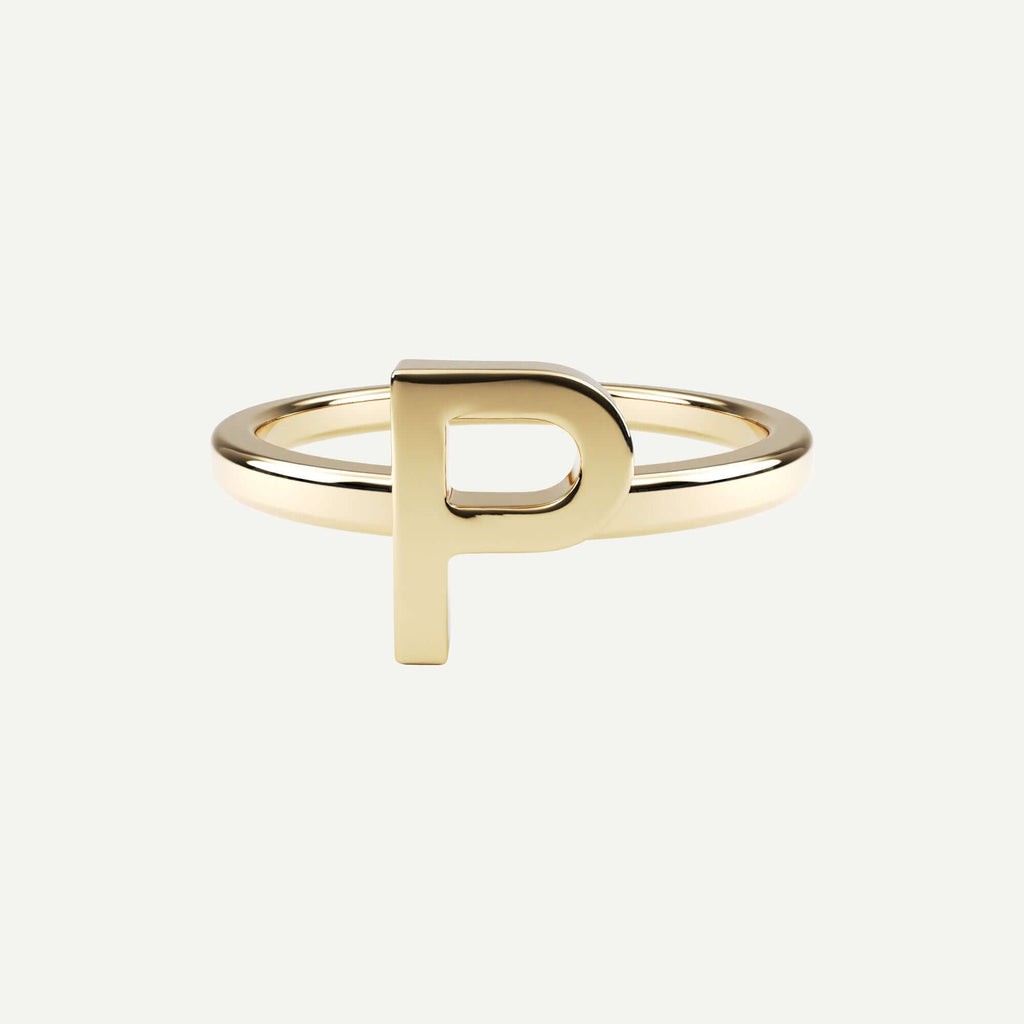 Bogstav ring i 14 karat guld med et P fra Jonatan Dror