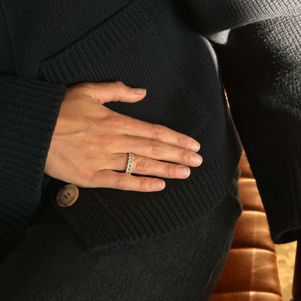 bred ring med brillantslebne diamanter i platin