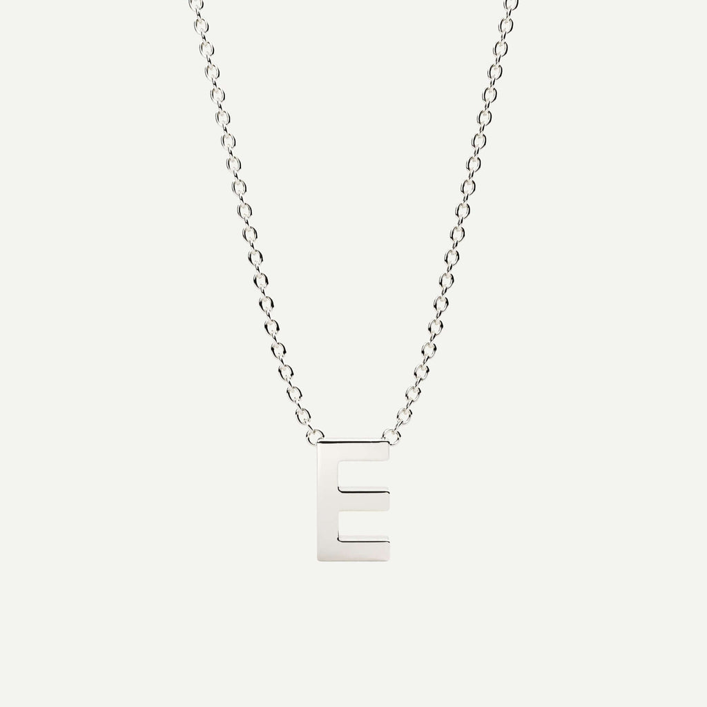 Halskæde med bogstav E i 14 karat hvidguld fra Jonatan Dror