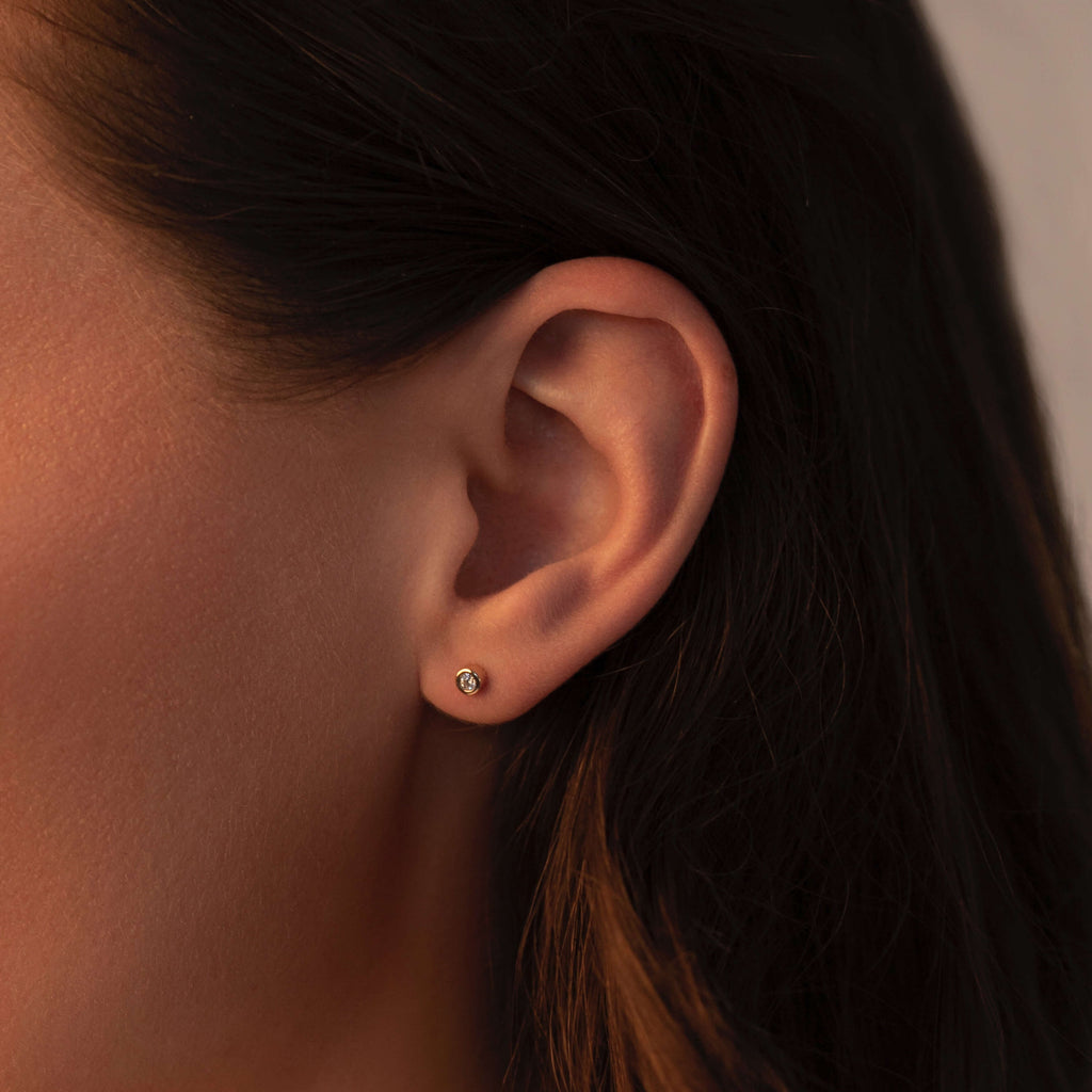 model som bærer diamant ørering fra jonatan dror