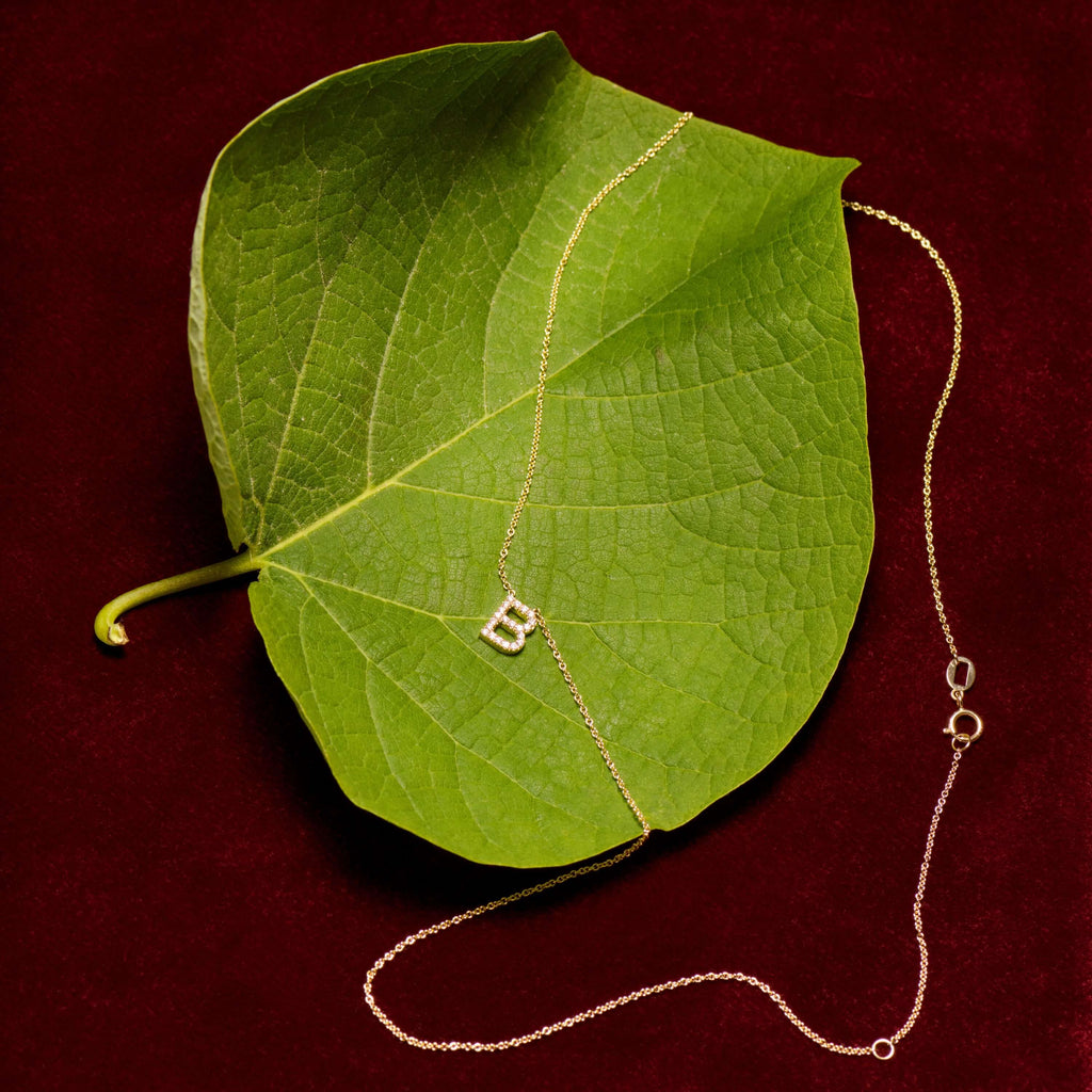 Halskæde med bogstav og diamanter i 14 karat guld fra Jonatan Dror