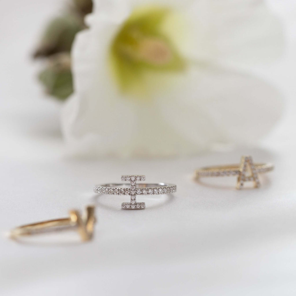 Bogstav ringe med diamanter i 18 karat hvidguld fra Jonatan Dror