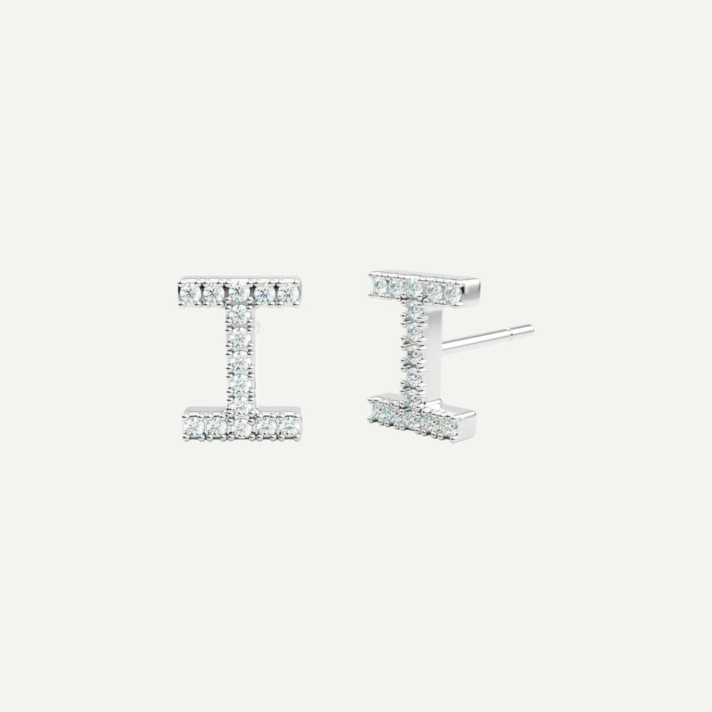 I ørering med bogstav og diamanter i 14 karat hvidguld fra Jonatan Dror