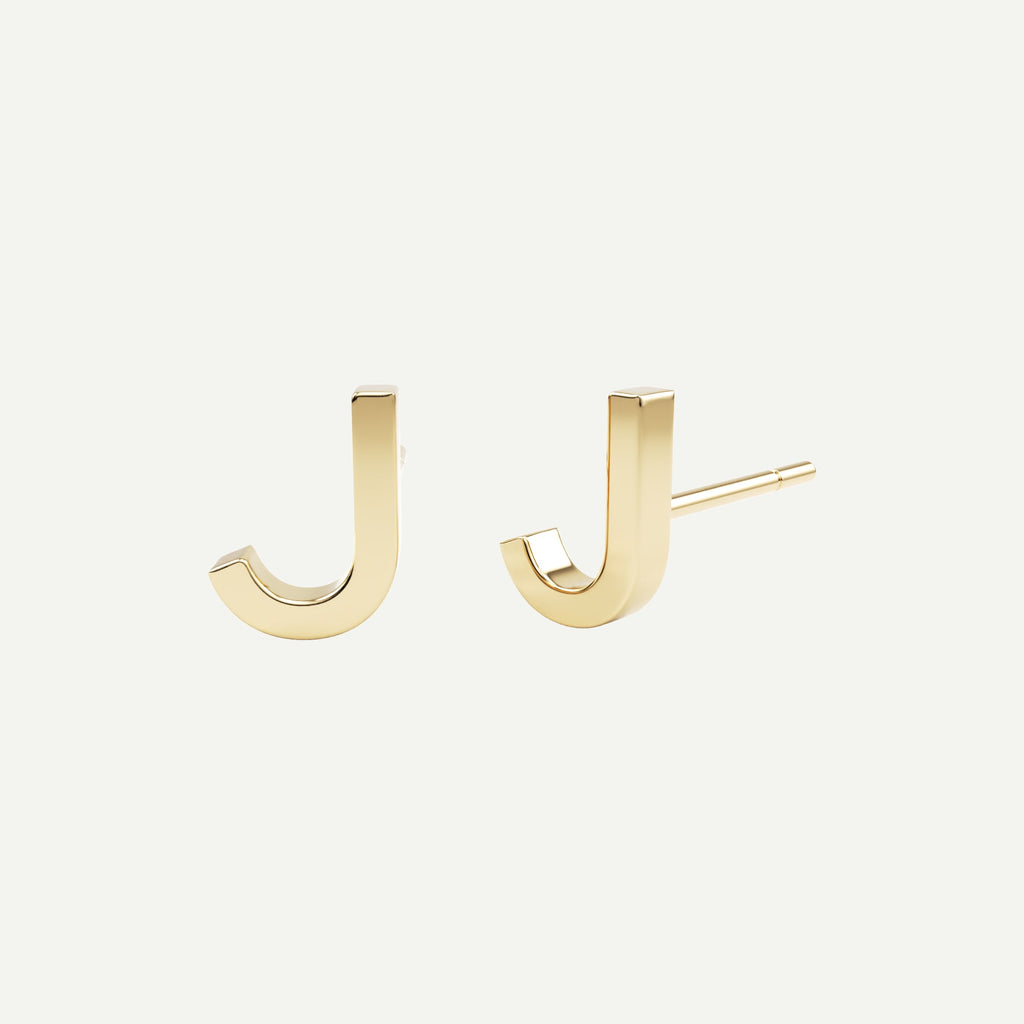 Bogstav ørering med et J i 18 karat guld fra Jonatan dror