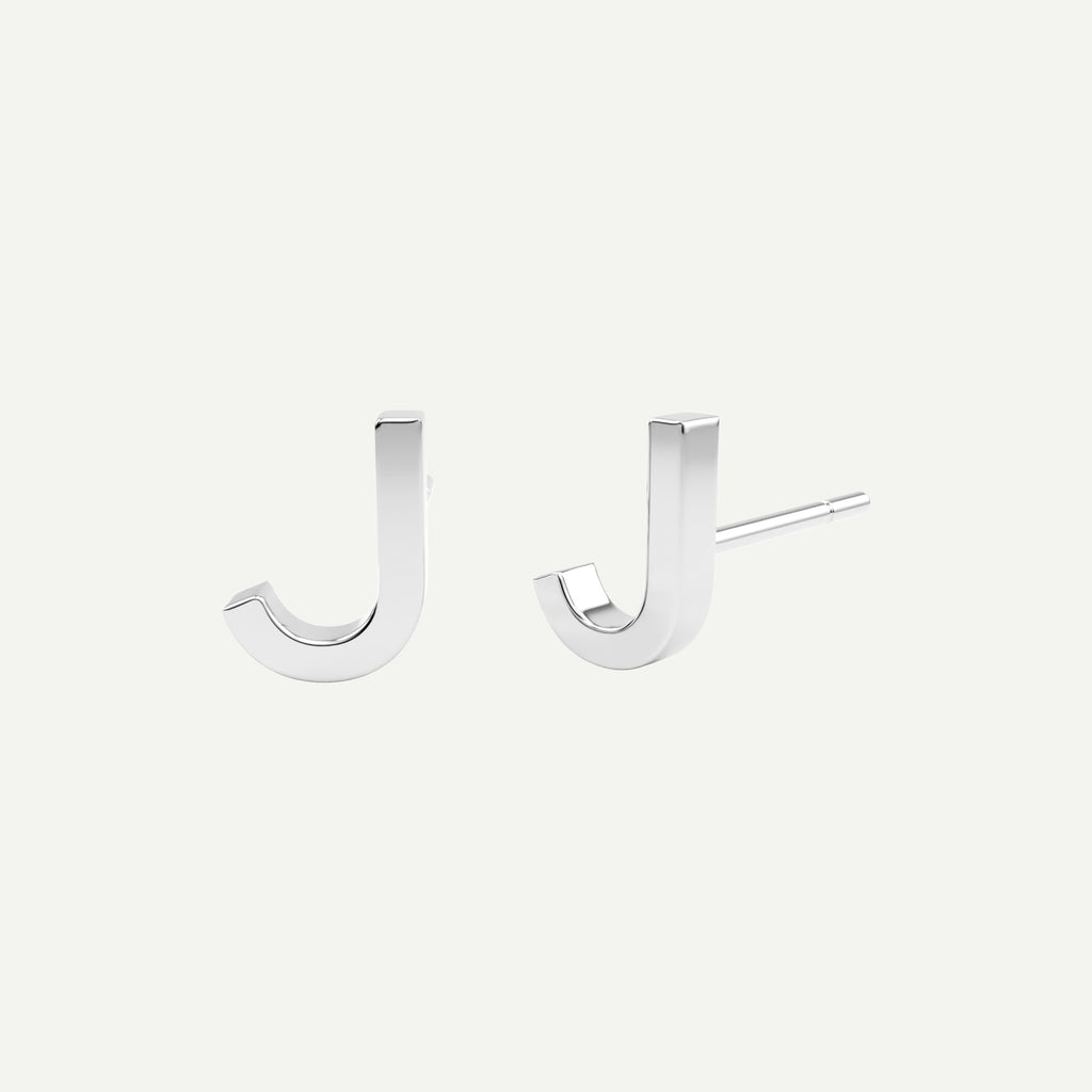 Bogstav ørering med et J i 18 karat hvidguld fra Jonatan dror