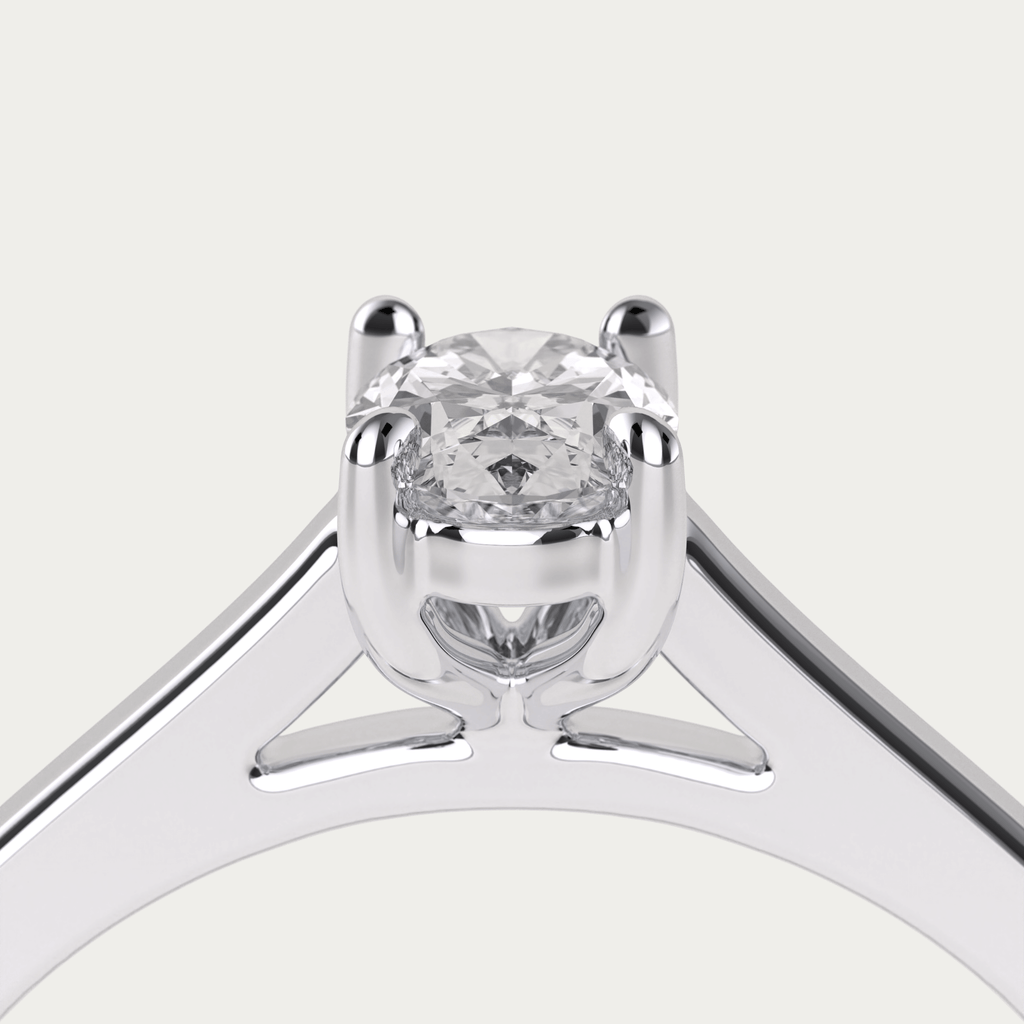 Forlovelsesring i platin med ovalslebet diamant