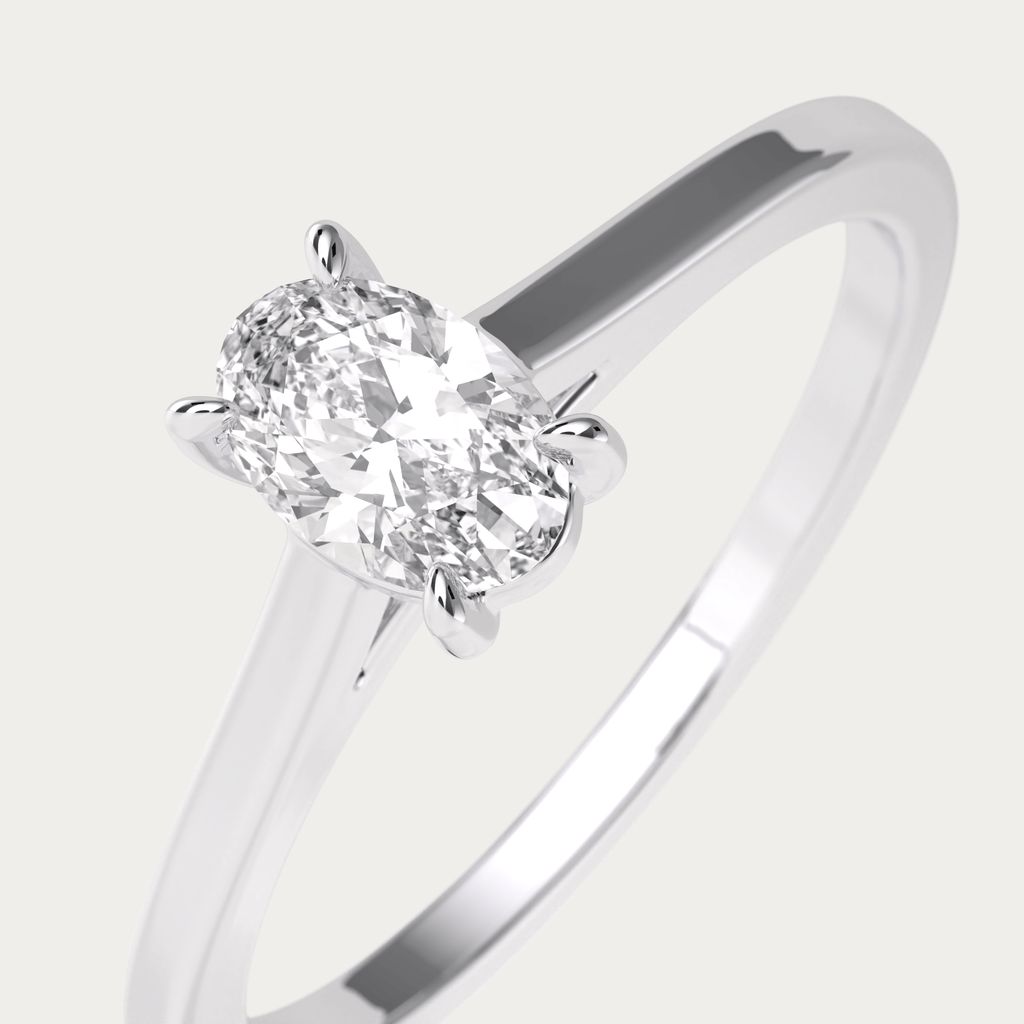 Forlovelsesring i platin med ovalslebet diamant