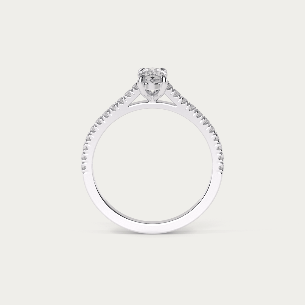 Forlovelsesring i platin med ovalslebet diamant