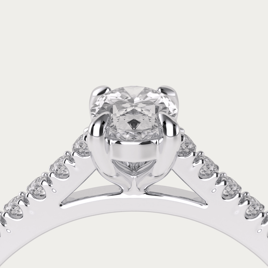 Forlovelsesring i platin med ovalslebet diamant