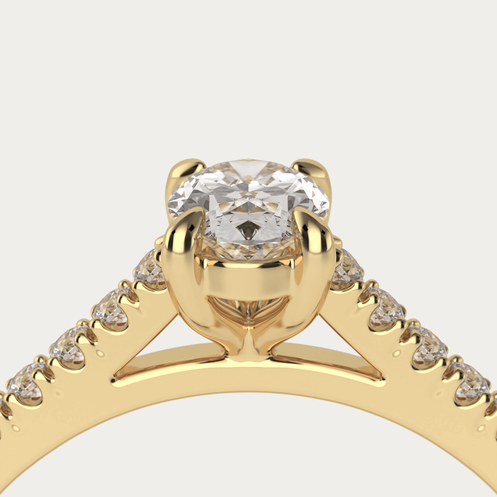 Forlovelsesring i platin med ovalslebet diamant