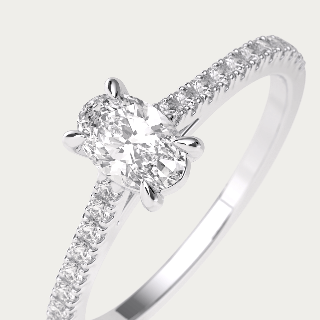 Forlovelsesring i platin med ovalslebet diamant