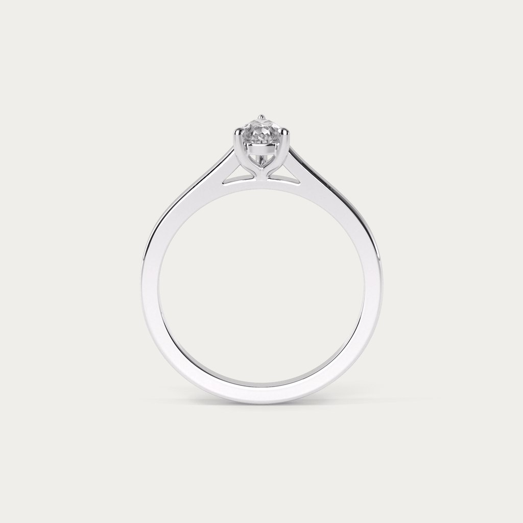 forlovelsesring i platin med pæreslebet diamant 