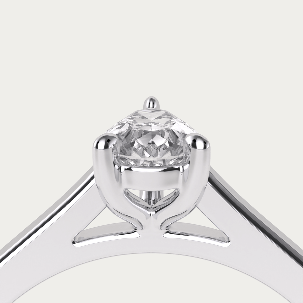 forlovelsesring i platin med pæreslebet diamant 