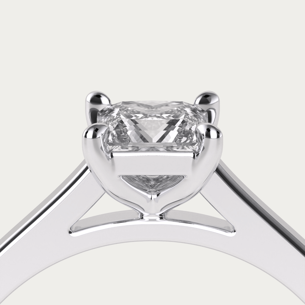 Forlovelsesring i platin med diamanter