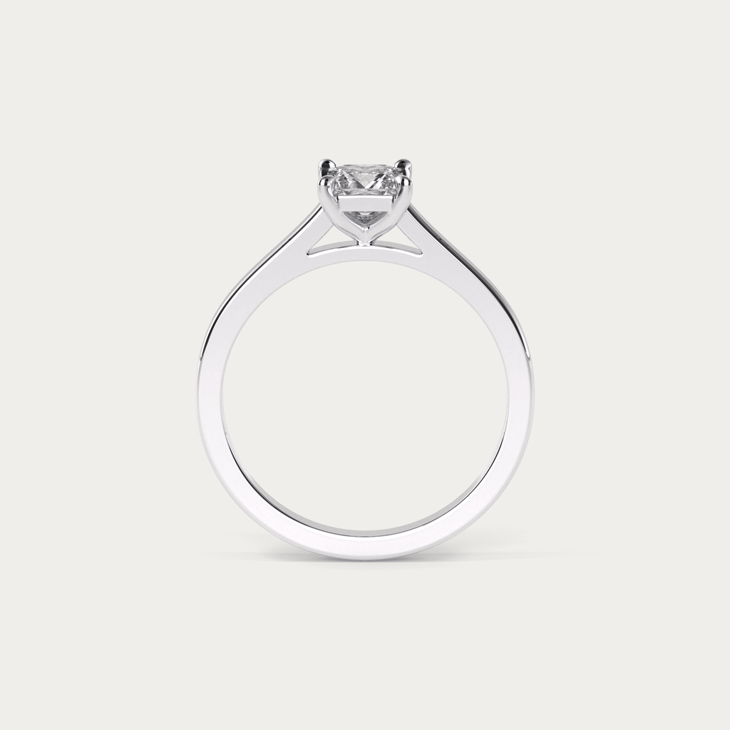 Forlovelsesring i platin med diamanter