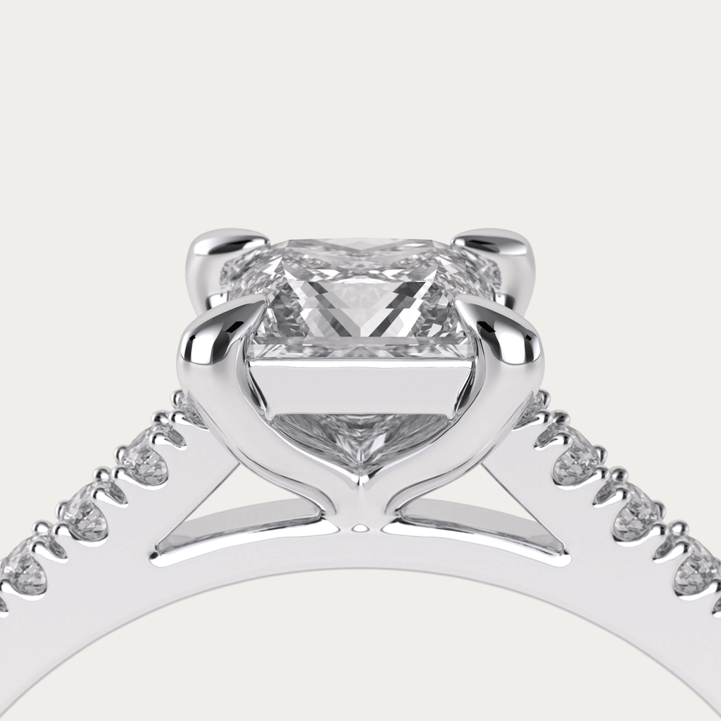 Forlovelsesring i platin med diamanter