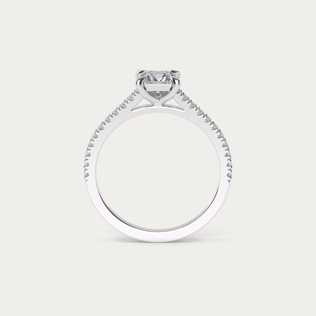 Forlovelsesring i platin med diamanter