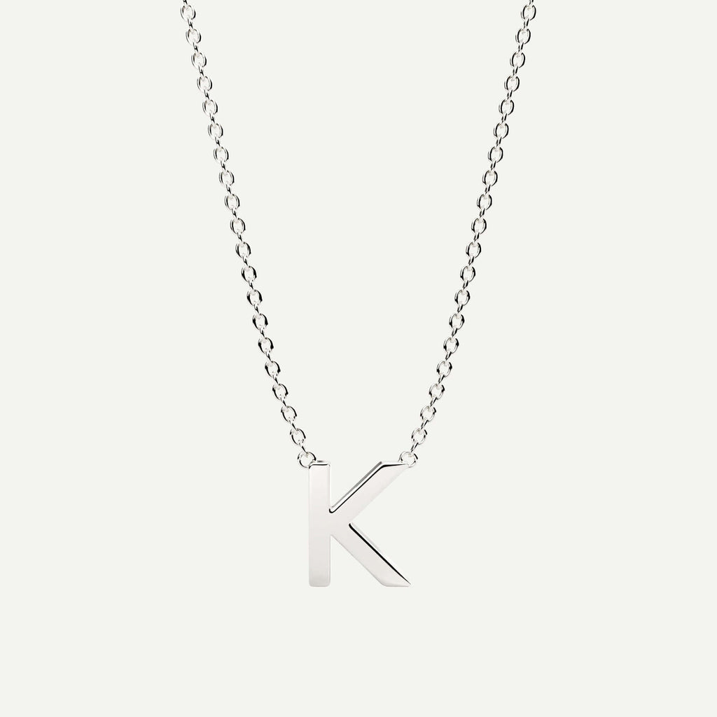 Halskæde med bogstav K i 14 karat hvidguld fra Jonatan Dror