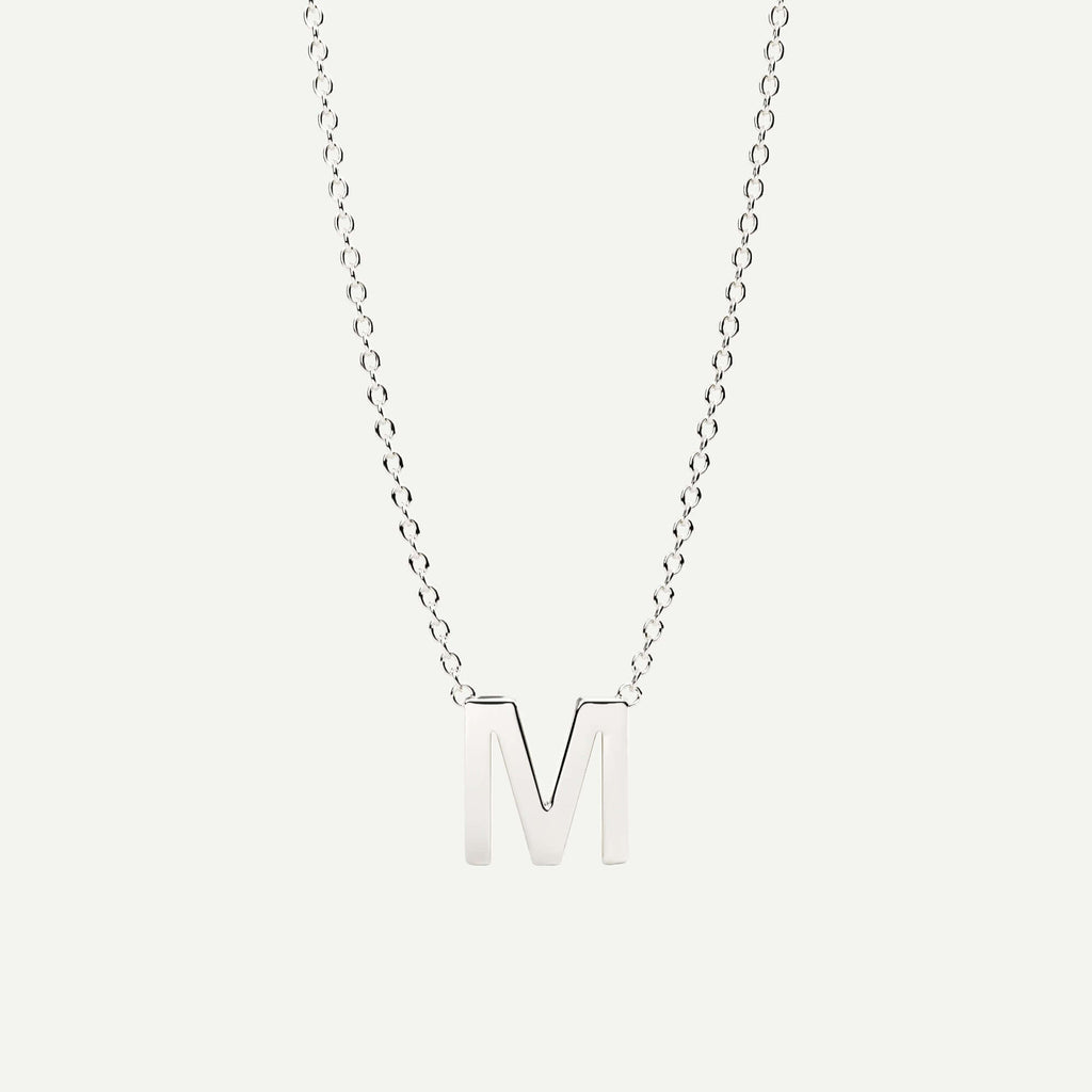 Halskæde med bogstav M i 14 karat hvidguld fra Jonatan Dror