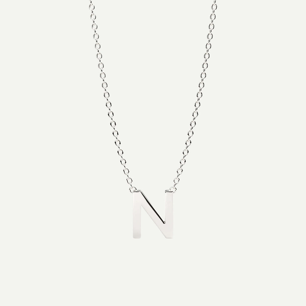 Halskæde med bogstav N i 14 karat hvidguld fra Jonatan Dror