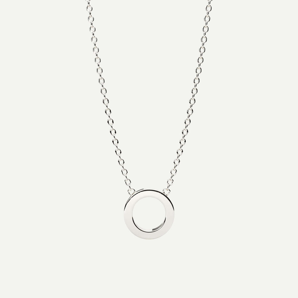 Halskæde med bogstav O i 14 karat hvidguld fra Jonatan Dror