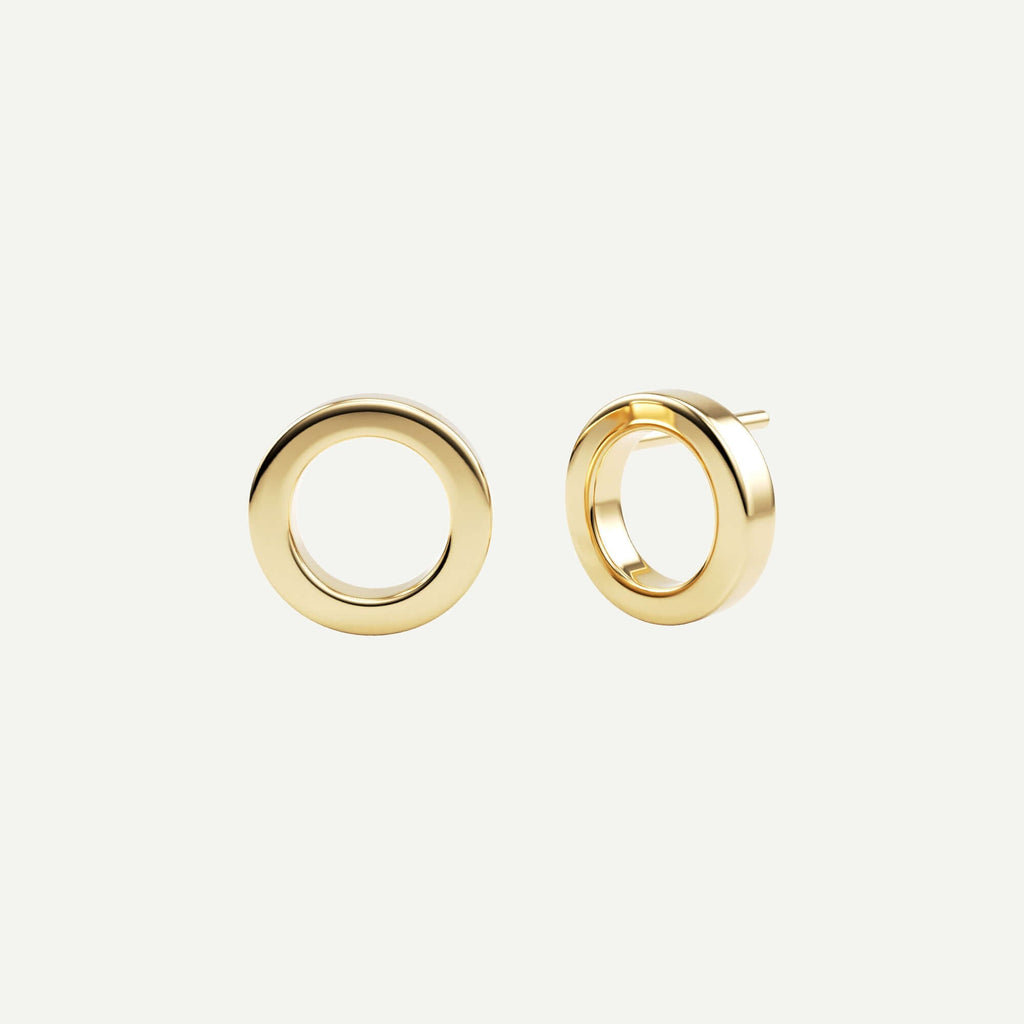 Bogstav ørering med et O i 18 karat guld fra Jonatan dror