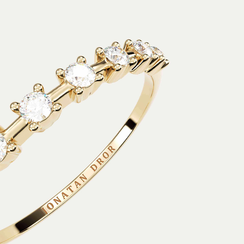 smal ring med brillantslebne diamanter i 14 karat guld