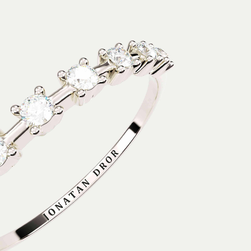 smal ring med brillantslebne diamanter i 14 karat hvidguld