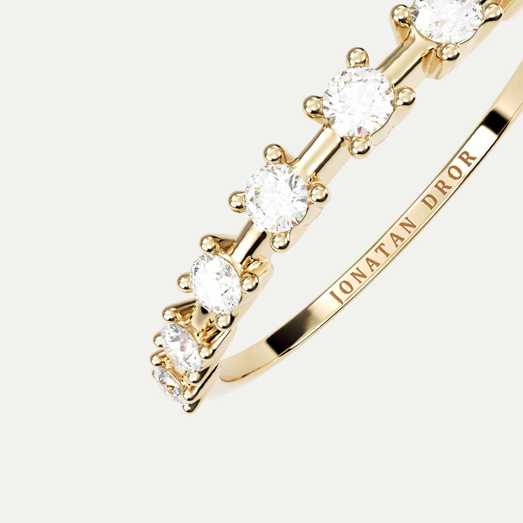 smal ring med brillantslebne diamanter i 14 karat guld