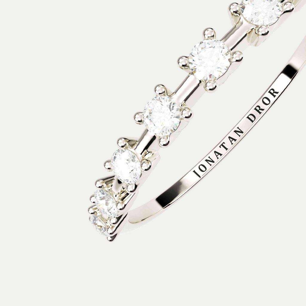 smal ring med brillantslebne diamanter i 14 karat hvidguld