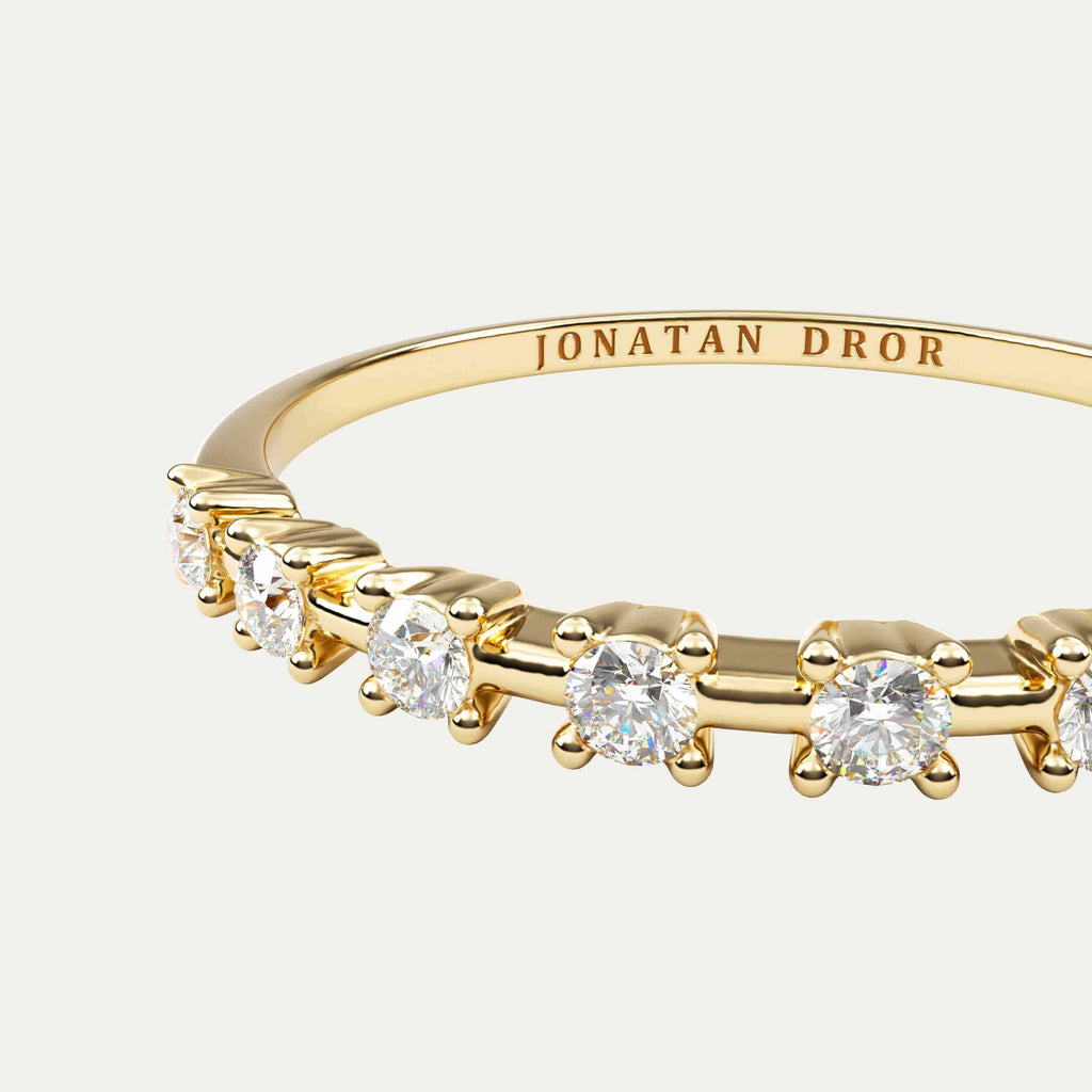 smal ring med brillantslebne diamanter i 14 karat guld