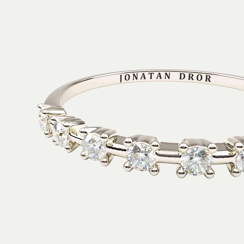 smal ring med brillantslebne diamanter i 14 karat hvidguld