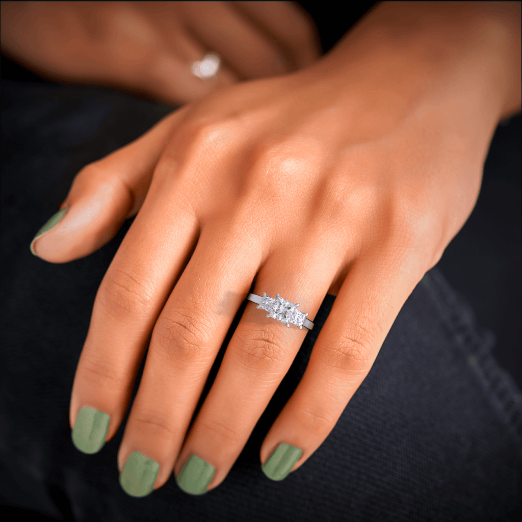 Forlovelsesring i platin med diamanter