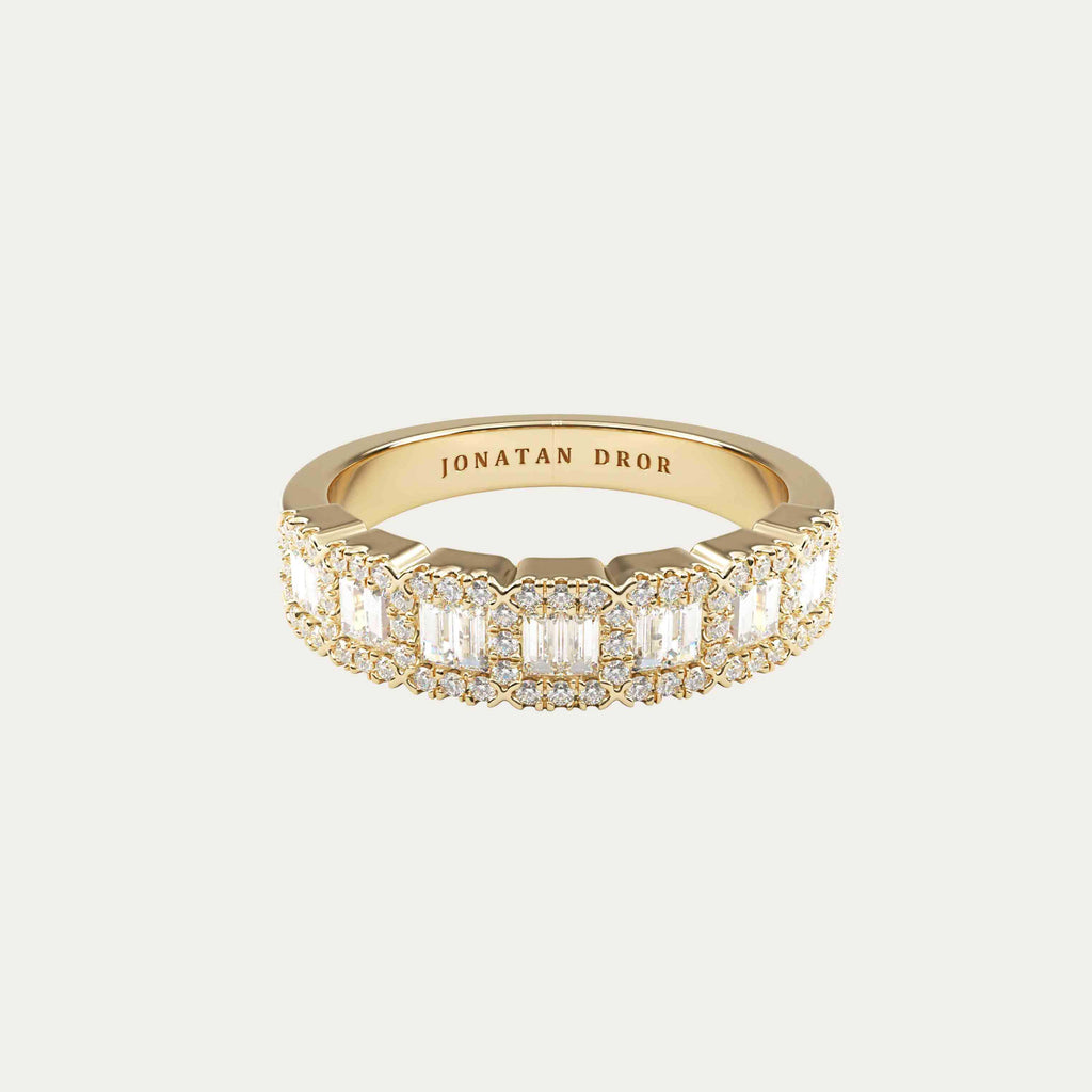 bred ring med brillantslebne diamanter i 14 karat guld