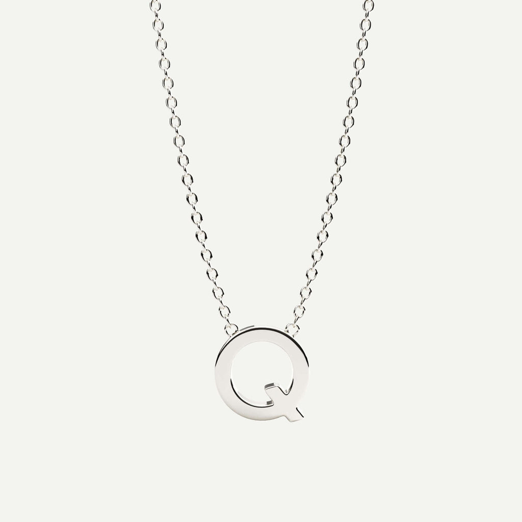 Halskæde med bogstav Q i 14 karat hvidguld fra Jonatan Dror