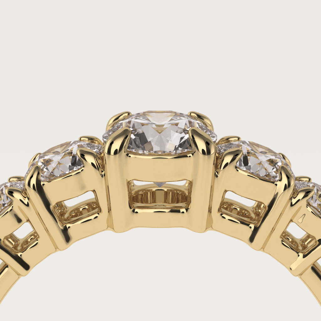 Femstensring fra Jonatan Dror med brillantslebne diamanter