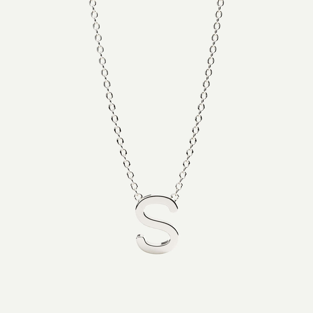 Halskæde med bogstav S i 14 karat hvidguld fra Jonatan Dror