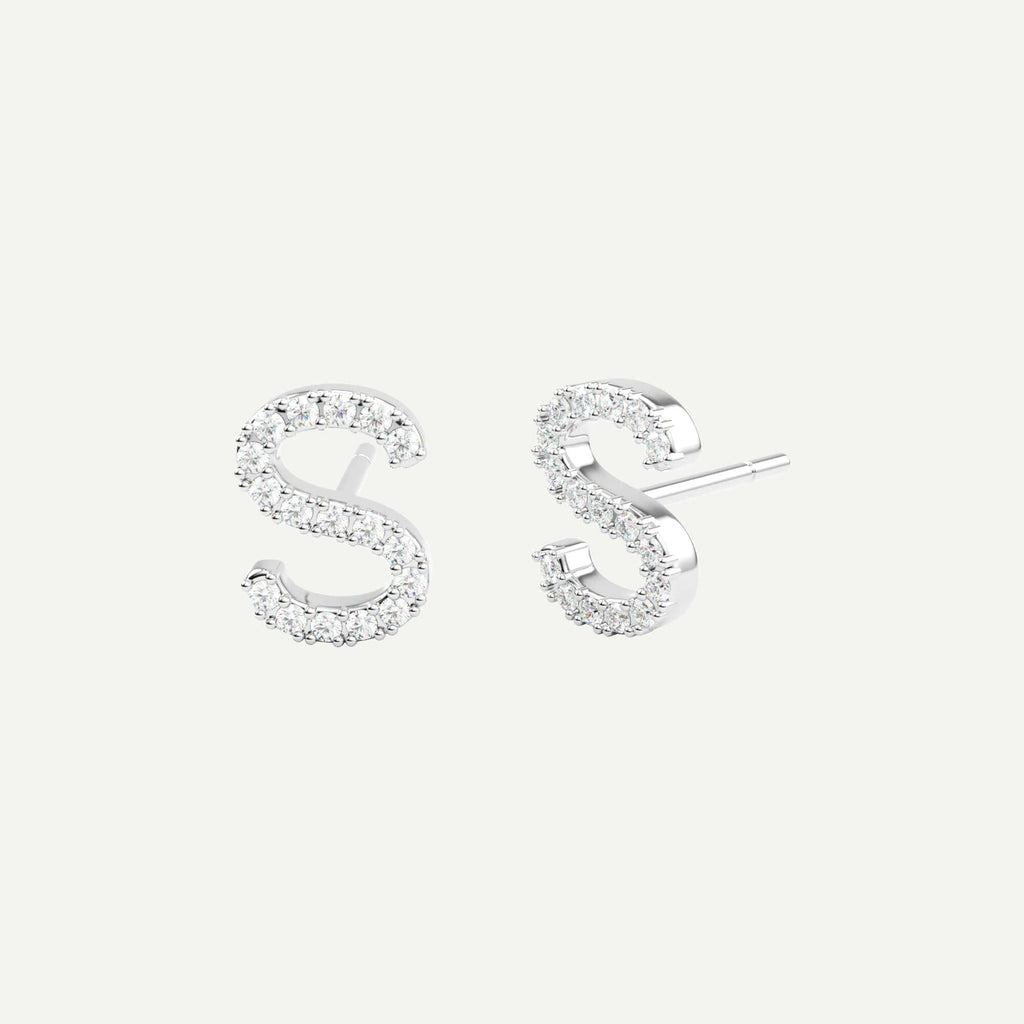 S ørering med bogstav og diamanter i 14 karat hvidguld fra Jonatan Dror