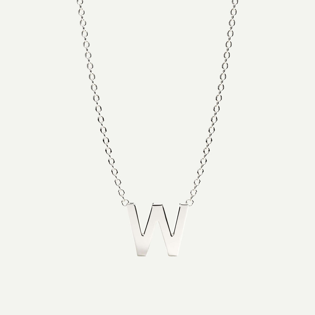 Halskæde med bogstav W i 14 karat hvidguld fra Jonatan Dror