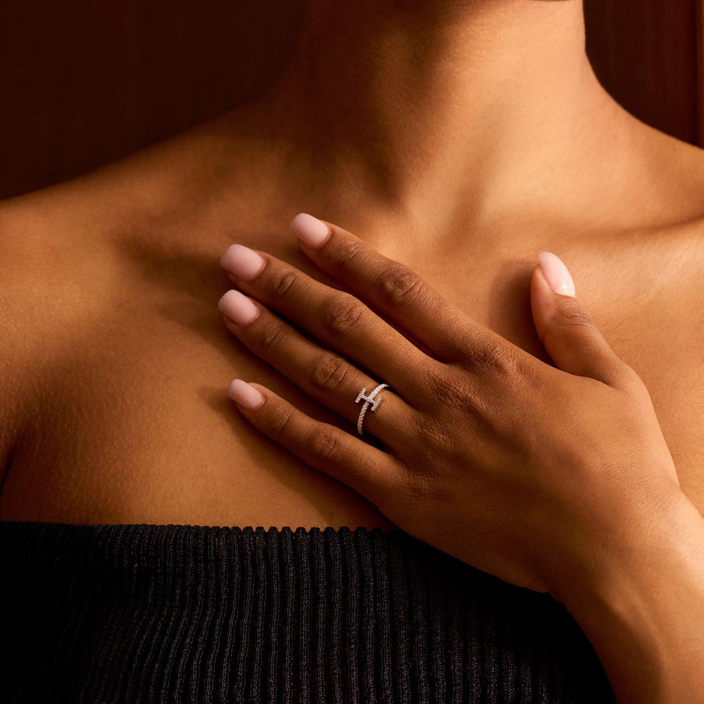 Bogstav ringe med diamanter i 18 karat guld fra Jonatan Dror