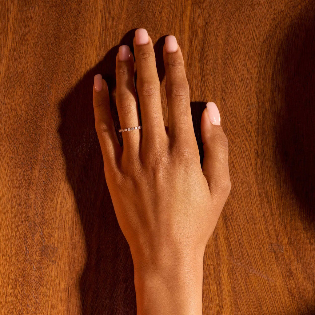model med ring i 14k guld med diamanter