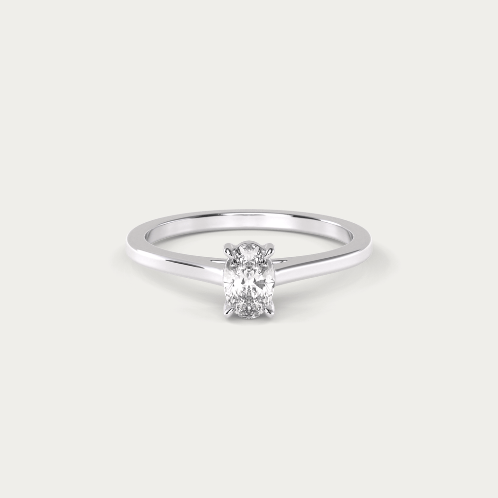 Forlovelsesring i platin med ovalslebet diamant